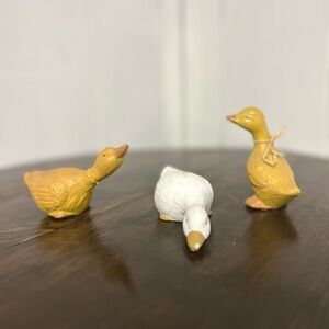 Set of 3 vintage Decorative Duck Figurines - White & Yellow